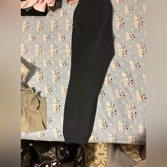 2 pairs women’s Nike tech, fleece size, large, navy and black gently used - Picture 3 of 7